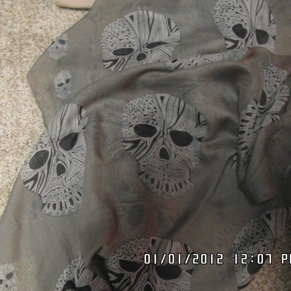 Skull Infinity Scarf - Picture 2 of 2